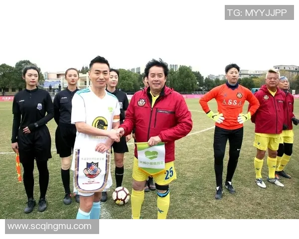 香港足球明星队齐聚一堂合影留念展现团结与激情的瞬间